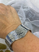 Load image into Gallery viewer, SSP-191.   Wonder Woman Hammered Cuff
