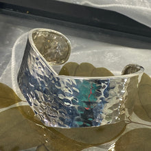 Load image into Gallery viewer, SSP-191.   Wonder Woman Hammered Cuff
